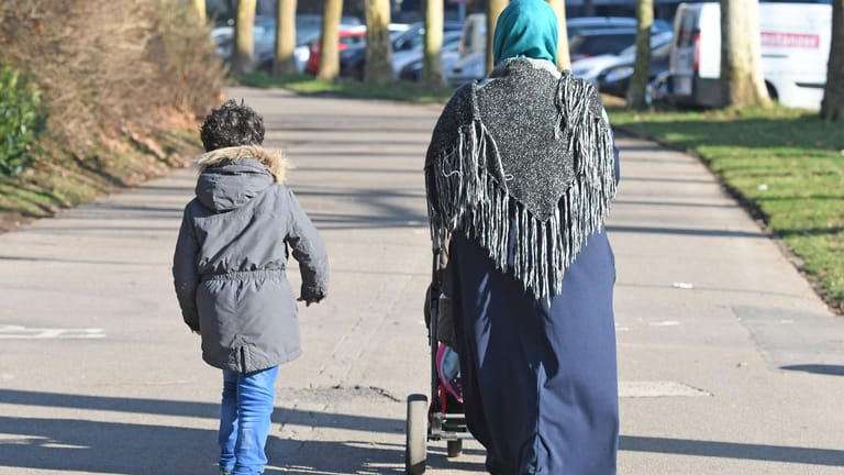 Muslimische Frau mit Kind und Kinderwagen: Erleben wir zurzeit einen "Clash der Kulturen"?