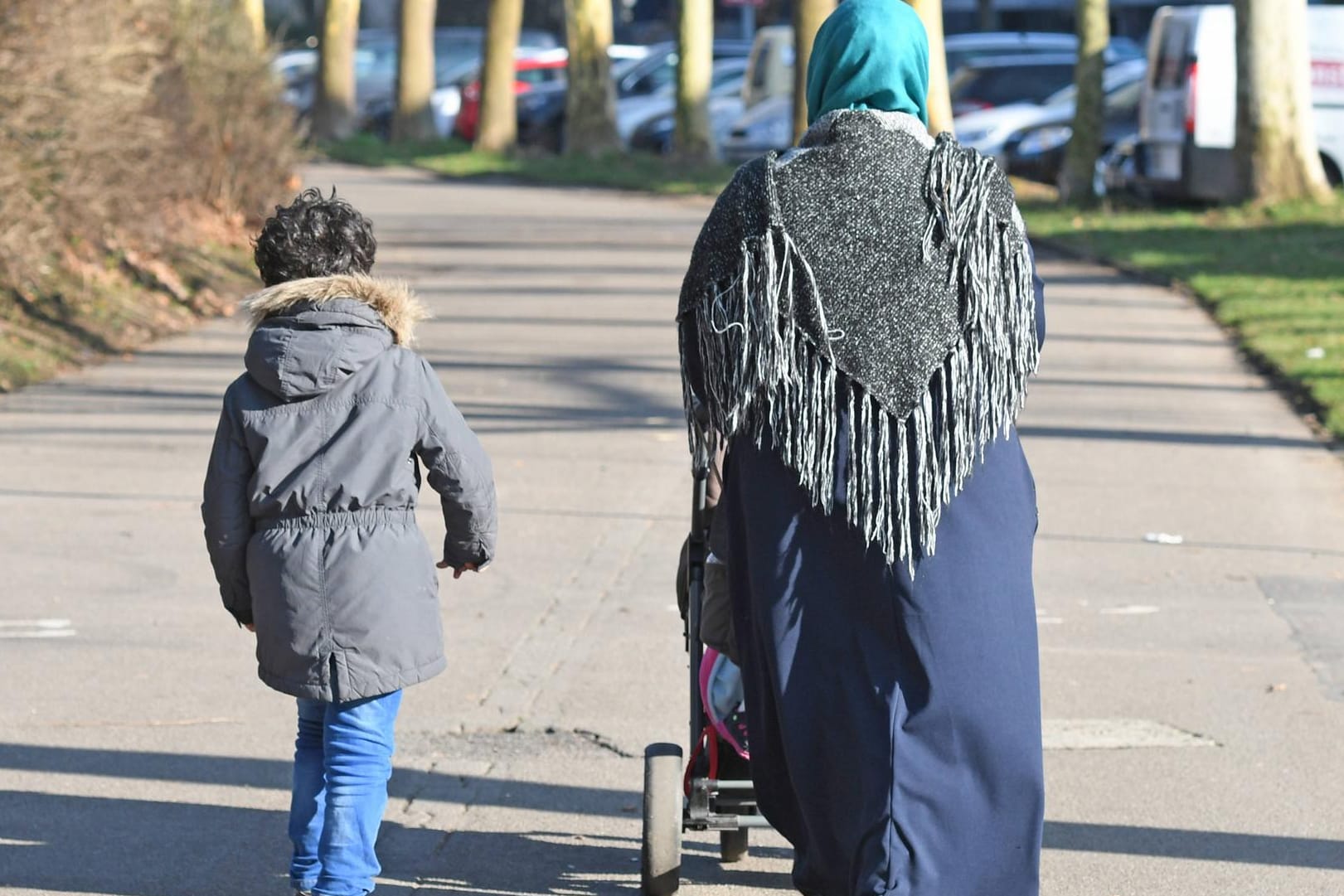 Muslimische Frau mit Kind und Kinderwagen: Erleben wir zurzeit einen "Clash der Kulturen"?