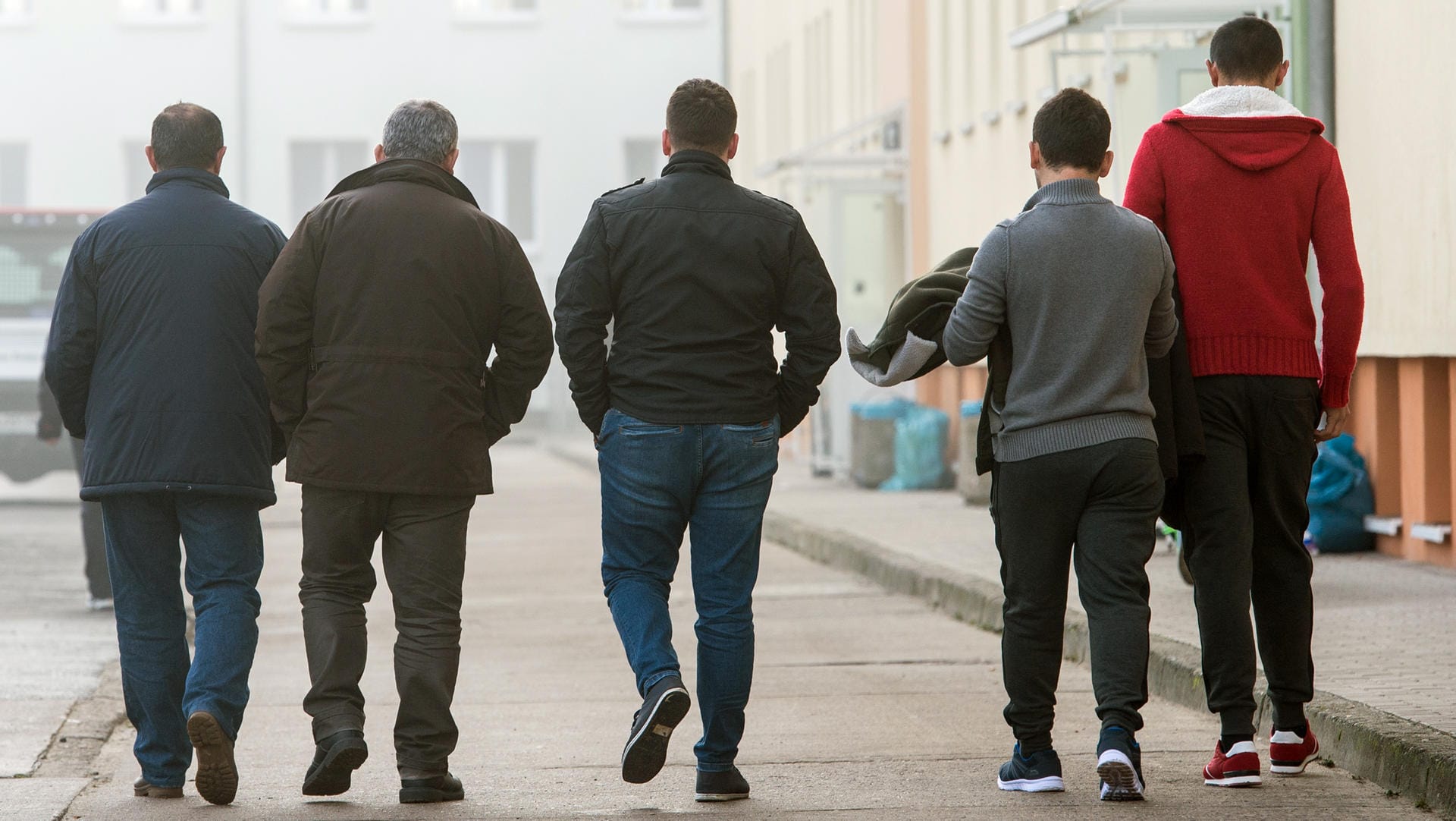 Asylbewerberauf dem Gelände der Ausländerbehörde in Eisenhüttenstadt: Unter den Asylbewerbern sind besonders viele junge Männer.