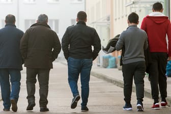 Asylbewerberauf dem Gelände der Ausländerbehörde in Eisenhüttenstadt: Unter den Asylbewerbern sind besonders viele junge Männer.