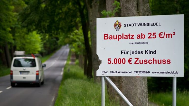 Baukindergeld als kommunale Initiative: Mit günstigen Bauplätzen und einem Zuschuss von 5000 Euro pro Kind wirbt die Stadt Wunsiedel in Oberfranken.
