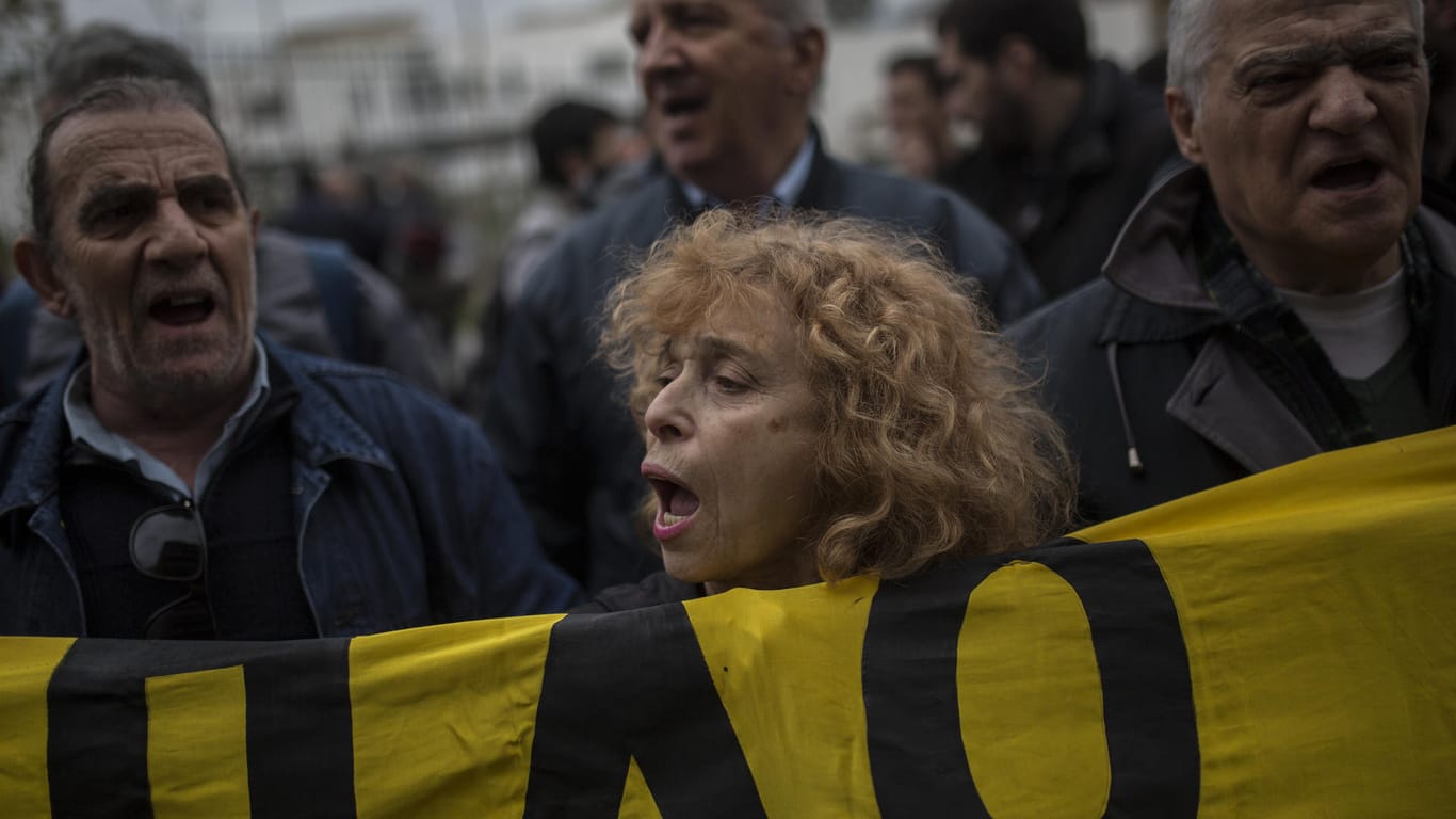 Proteste in Athen: Gegen die Sparmaßnahmen in Athen gehen immer wieder Menschen auf die Straße.