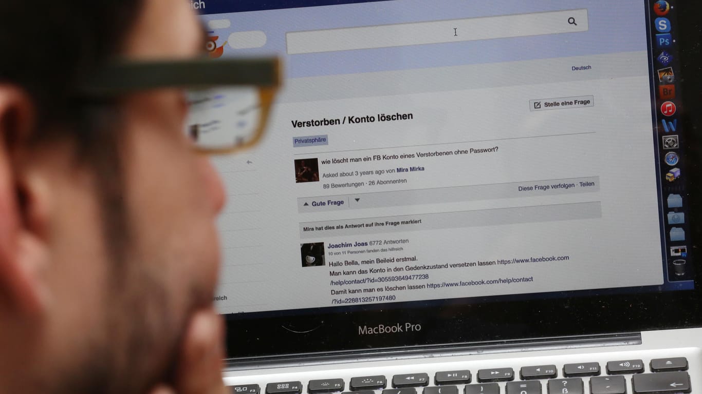 Digitaler Nachlass: Ein Mann informiert sich, wie man das Facebook-Profil eines Verstorbenen löschen kann (Symbolbild).