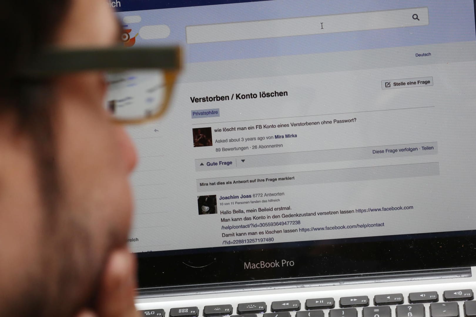 Digitaler Nachlass: Ein Mann informiert sich, wie man das Facebook-Profil eines Verstorbenen löschen kann (Symbolbild).