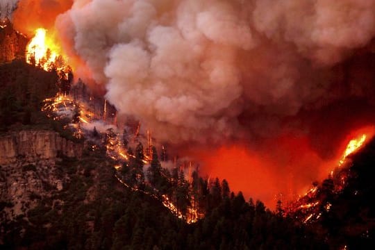 Ein Waldbrand breitet sich über den Hermosa Cliffs über dem US-Highway 550 aus.