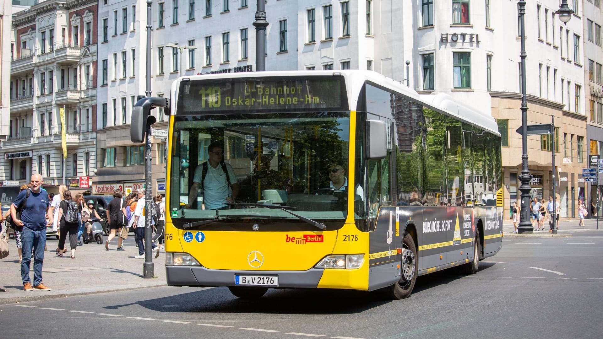 01 06 2018 Berlin Deutschland GER BVG Autobus 110 Fahrtrichtung U Bahnhof Oskar Helene Heim *** 01 01 06 2018 Berlin Deutschland GER BVG Autobus 110 Fahrtrichtung U Bahnhof Oskar Helene Heim *** 01