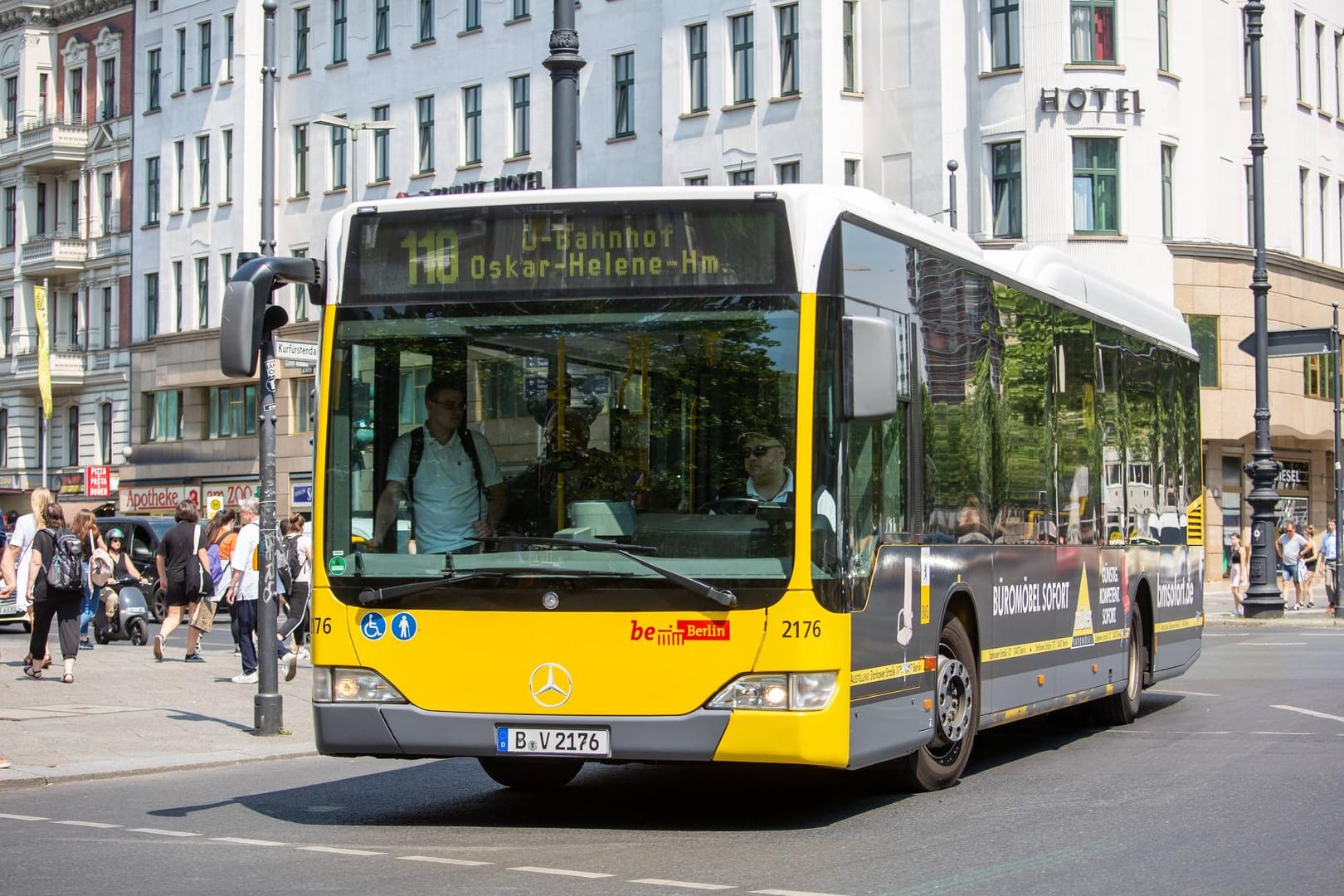 01 06 2018 Berlin Deutschland GER BVG Autobus 110 Fahrtrichtung U Bahnhof Oskar Helene Heim *** 01