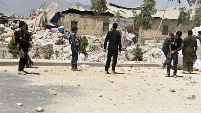 Sicherheitsbeamte untersuchen den Anschlagsort nach einer Explosion in der südafghanischen Großstadt Kandahar. Sicherheitsbeamte untersuchen den Anschlagsort nach einer Explosion in der südafghanischen Großstadt Kandahar.