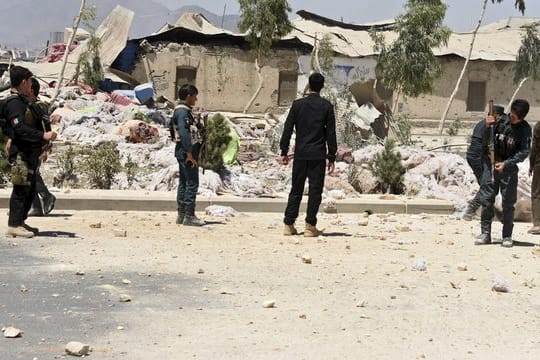 Sicherheitsbeamte untersuchen den Anschlagsort nach einer Explosion in der südafghanischen Großstadt Kandahar.