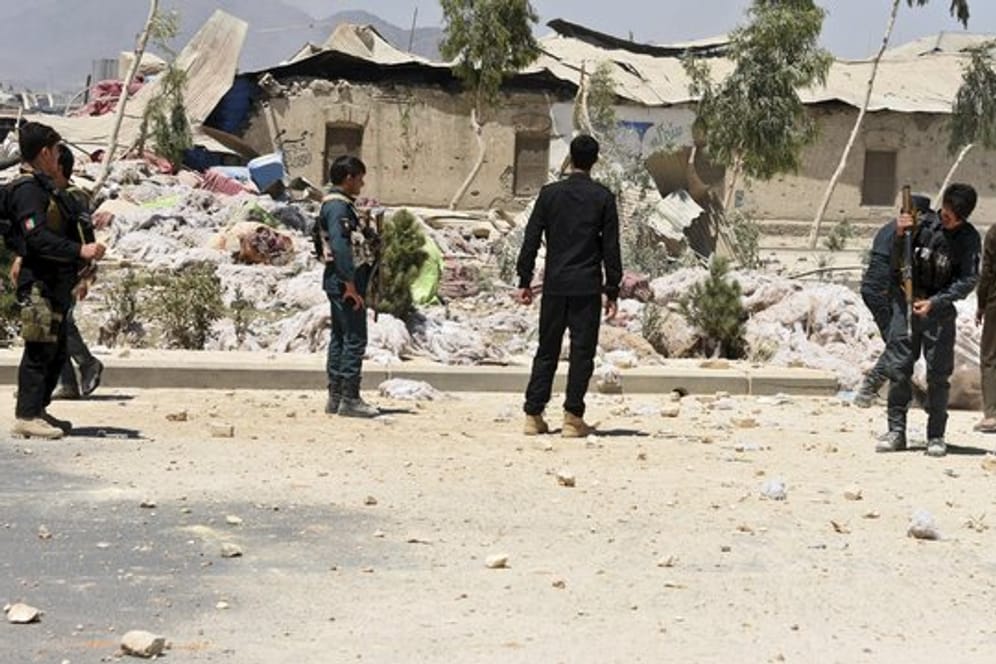 Sicherheitsbeamte untersuchen den Anschlagsort nach einer Explosion in der südafghanischen Großstadt Kandahar.