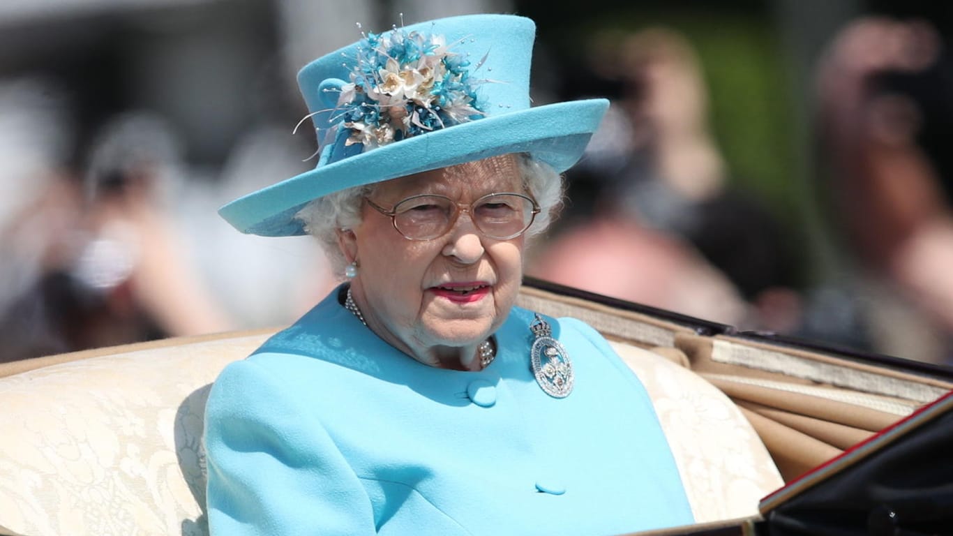 Die britische Königin Elizabeth II.: Sie kommt in einer Kutsche zu der Militärparade "Trooping the Colour" anlässlich ihres 92. Geburtstags.