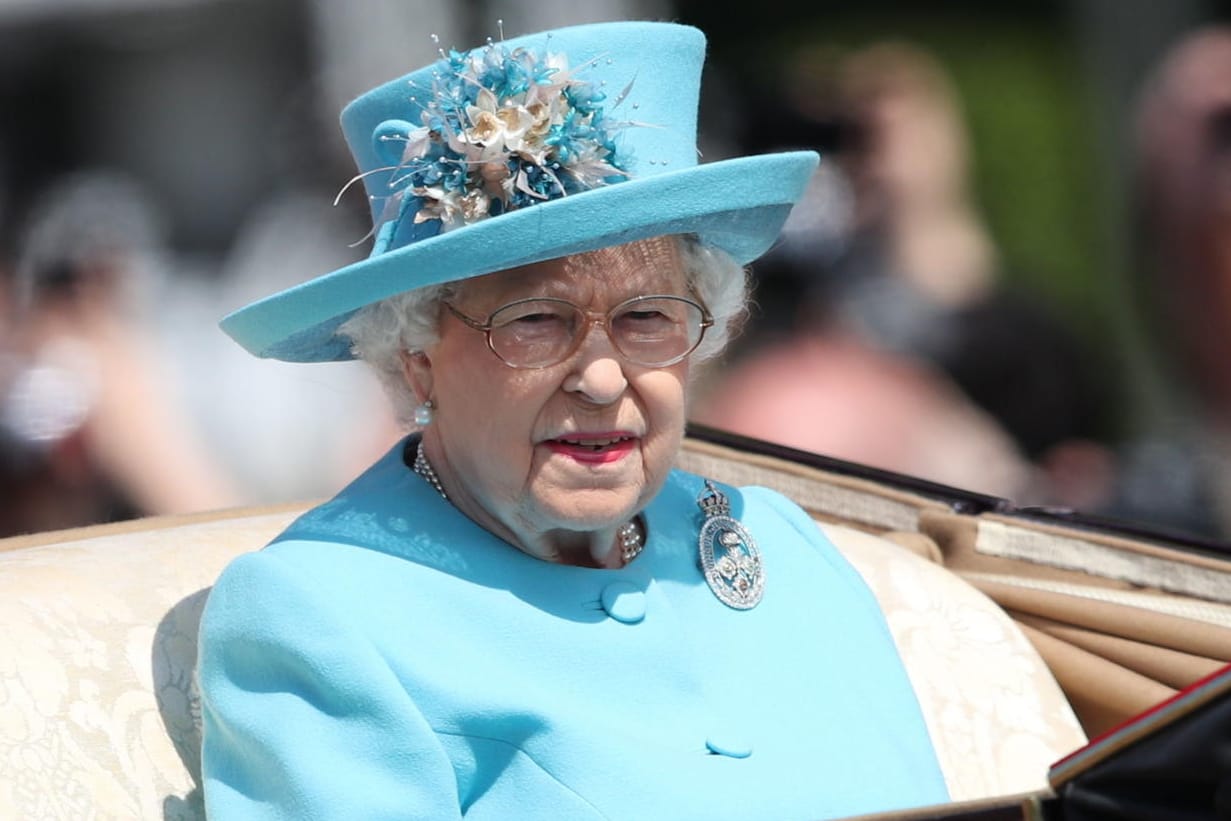 Die britische Königin Elizabeth II.: Sie kommt in einer Kutsche zu der Militärparade "Trooping the Colour" anlässlich ihres 92. Geburtstags.