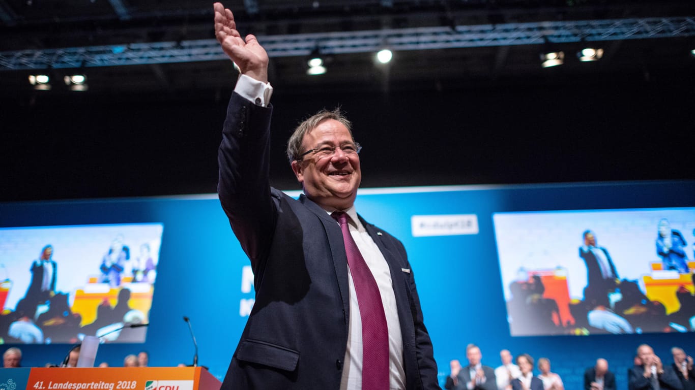 Freude über die Wiederwahl: Armin Laschet wurde in Bielefeld im Amt des CDU-Landeschefs bestätigt.