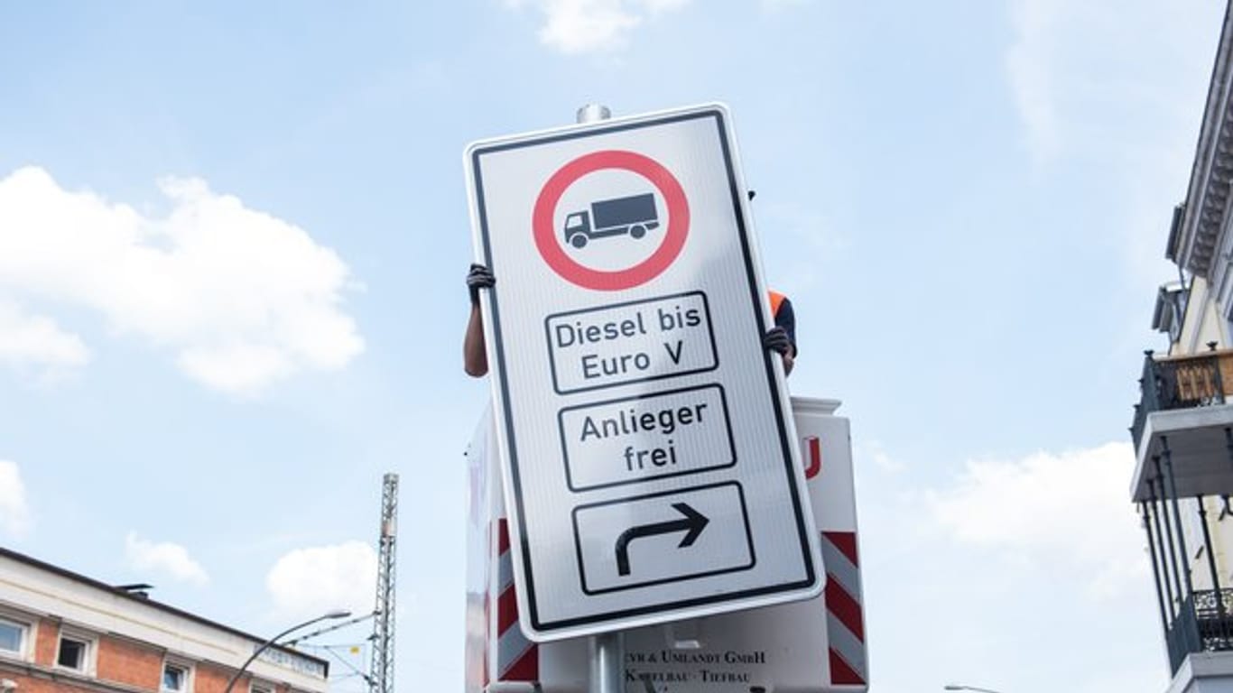 In Stuttgart könnte es erste Fahrverbote - wie hier in Hamburg - ab dem Jahr 2019 geben.