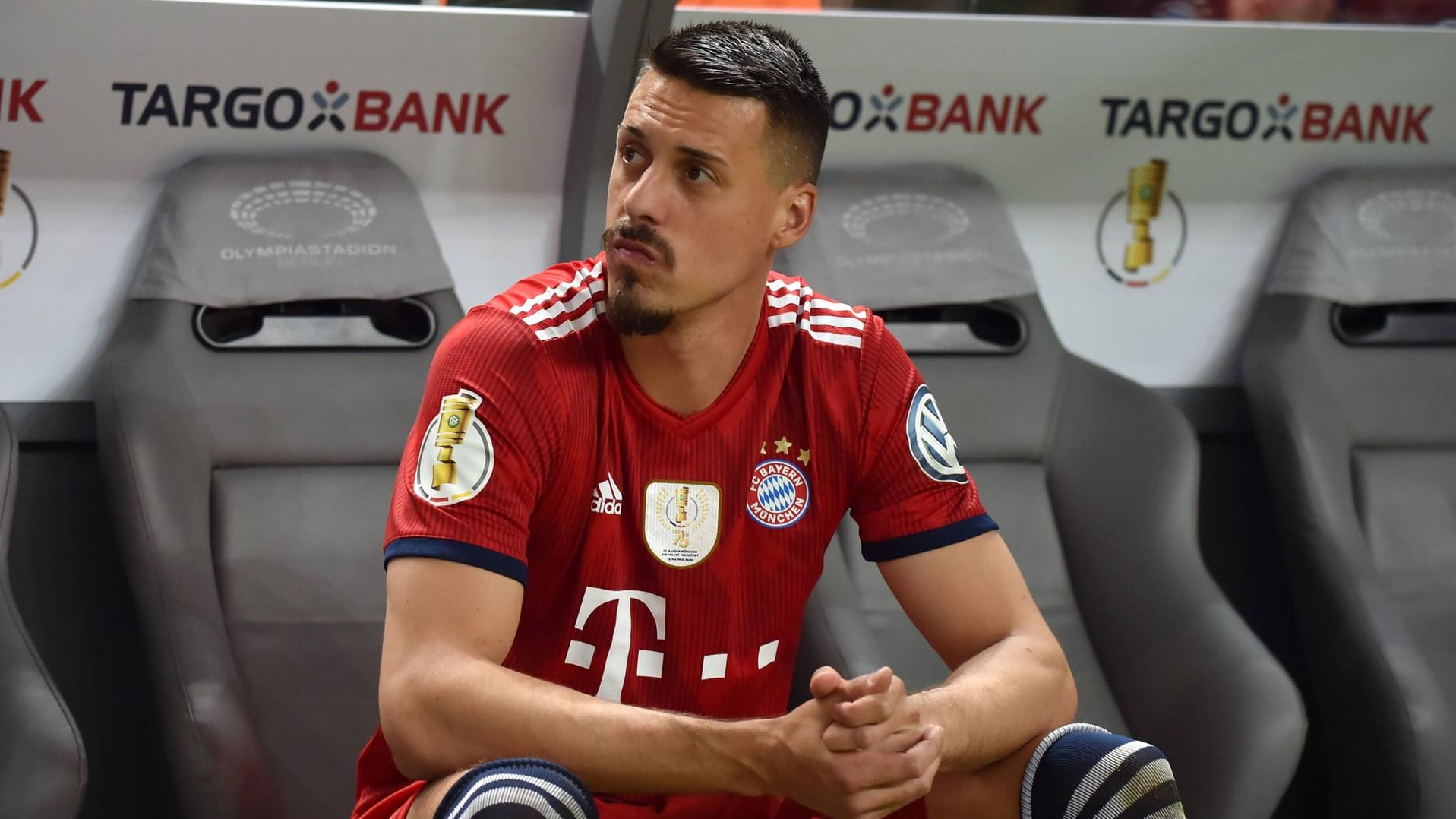 Sandro Wagner nach dem verlorenen Pokal-Finale: Frustriert warf der Bayern-Stürmer seine Silbermedaille ins Publikum.