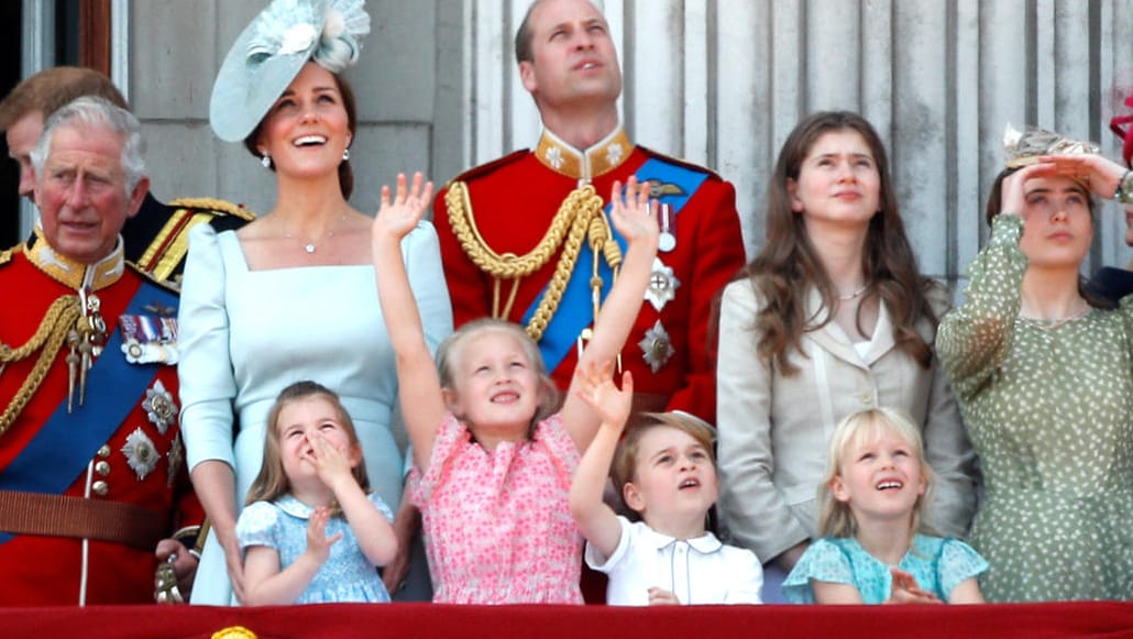 Bei der Flugschau: Die royale Familie hat sich auf dem Balkon versammelt.