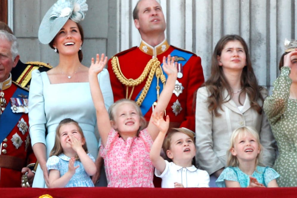 Bei der Flugschau: Die royale Familie hat sich auf dem Balkon versammelt.