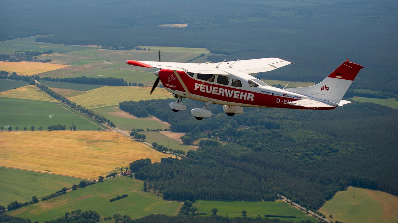 Eine Cessna 206 vom Feuerwehrflugdienst Niedersachsen fliegt während eines Überwachungsfluges über den Kreis Lüneburg: Der Einsatz wird bis mindestens Montag fortgesetzt.