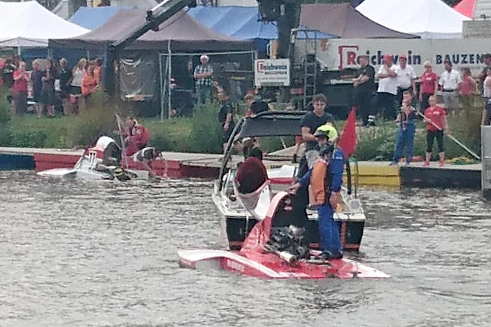 Rettungskräfte ziehen ein Boot aus dem Wasser: Der Veranstalter hat laut Polizei alle Rennen für das Wochenende abgesagt.