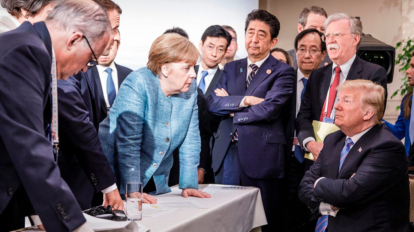 Sinnbild für die Stimmung beim G7-Gipfel: Kanzlerin Merkel mit weiteren Staats- und Regierungschefs, rechts US-Präsident in trotziger Pose.