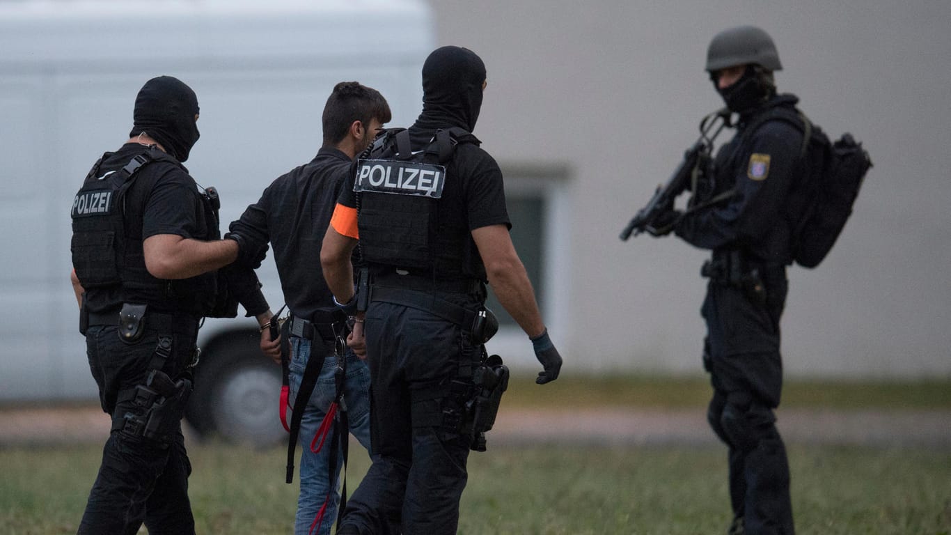 Wiesbaden: Der Tatverdächtige Ali B. wird von Beamten einer Spezialeinheit zum Polizeipräsidium Westhessen gebracht.