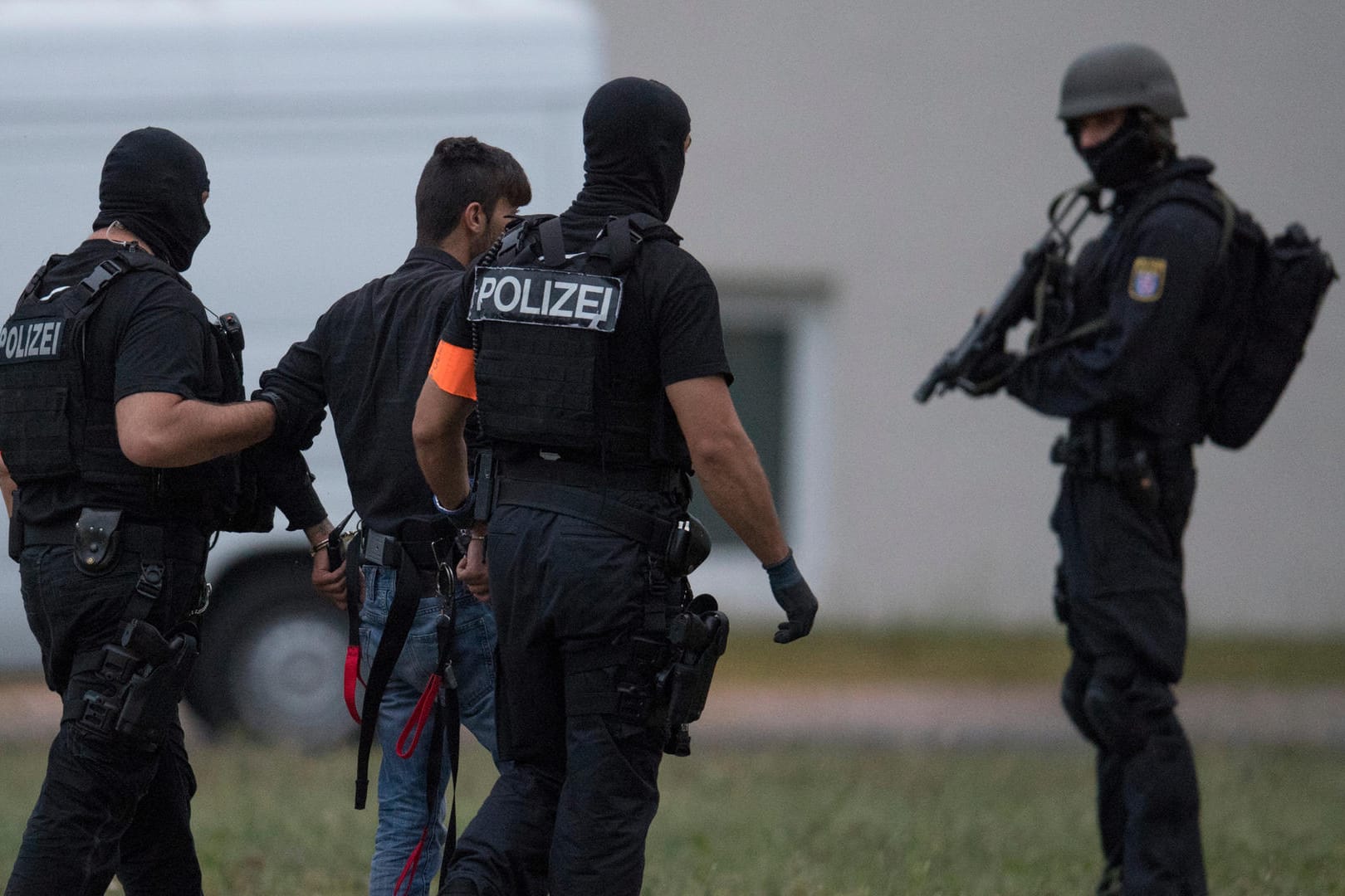 Wiesbaden: Der Tatverdächtige Ali B. wird von Beamten einer Spezialeinheit zum Polizeipräsidium Westhessen gebracht.