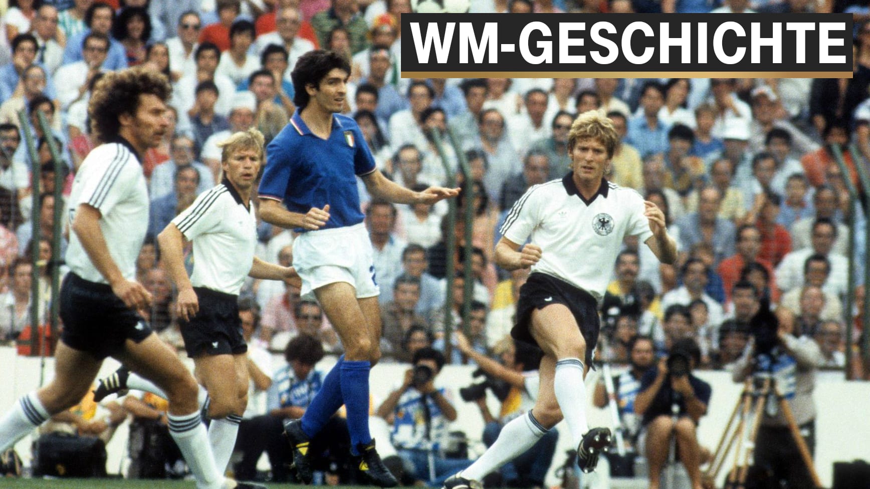 Paolo Rossi (Italien, Mitte) gegen Paul Breitner (li.), Karlheinz Förster (re.) und Bernd Förster. Im Finale siegte Italien mit 3:1.