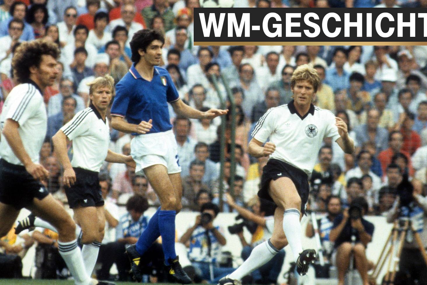 Paolo Rossi (Italien, Mitte) gegen Paul Breitner (li.), Karlheinz Förster (re.) und Bernd Förster. Im Finale siegte Italien mit 3:1.