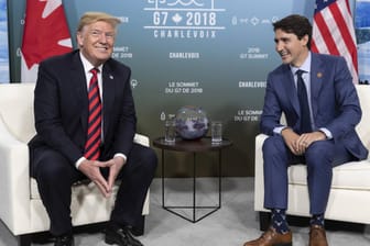 Donald Trump und Justin Trudeau (re.): Der US-Präsident macht Kanadas Premierminister für das Scheitern des G7-Gipfels verantwortlich.