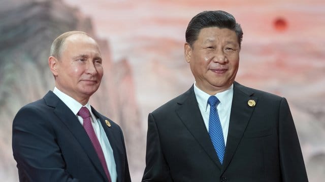 Russlands Präsident Wladimir Putin und Xi Jinping, Präsident von China, geben sich beim Treffen der Shanghaier Organisation für Zusammenarbeit die Hand. Russlands Präsident Wladimir Putin und Xi Jinping, Präsident von China, geben sich beim Treffen der Shanghaier Organisation für Zusammenarbeit die Hand.