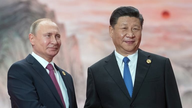 Russlands Präsident Wladimir Putin und Xi Jinping, Präsident von China, geben sich beim Treffen der Shanghaier Organisation für Zusammenarbeit die Hand.