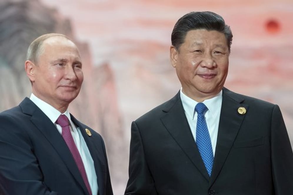 Russlands Präsident Wladimir Putin und Xi Jinping, Präsident von China, geben sich beim Treffen der Shanghaier Organisation für Zusammenarbeit die Hand.