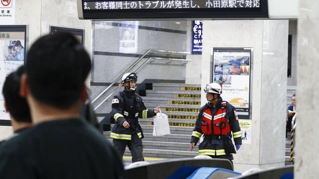 Feuerwehrleute gehen durch den Bahnhof in Odawara. Feuerwehrleute gehen durch den Bahnhof in Odawara.