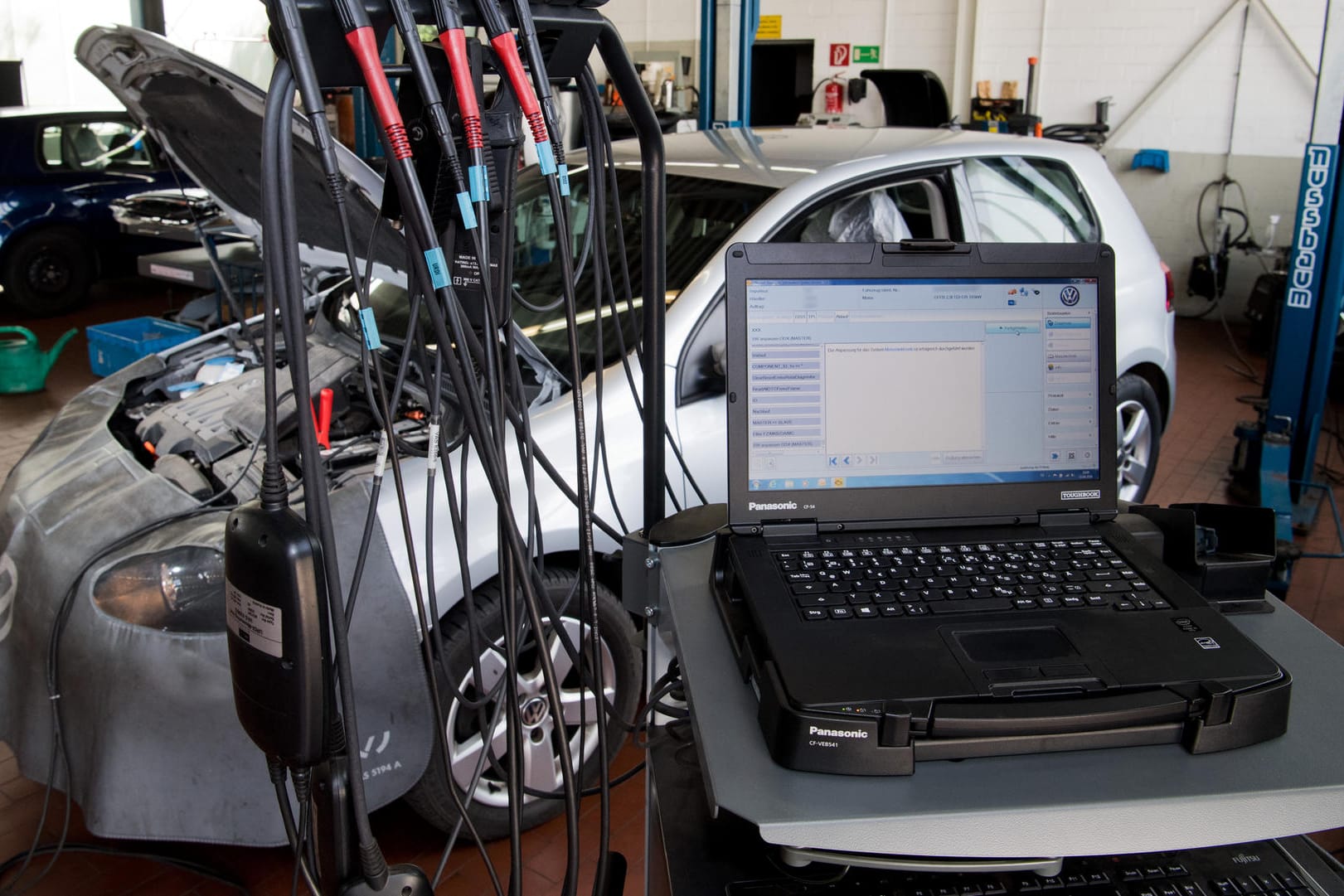 Ein Software-Update wird im Rahmen der Rückrufaktion zum Abgasskandal auf einen Volkswagen Golf mit einem 2,0-Liter-Dieselmotor in einer Volkswagen-Werkstatt geladen.