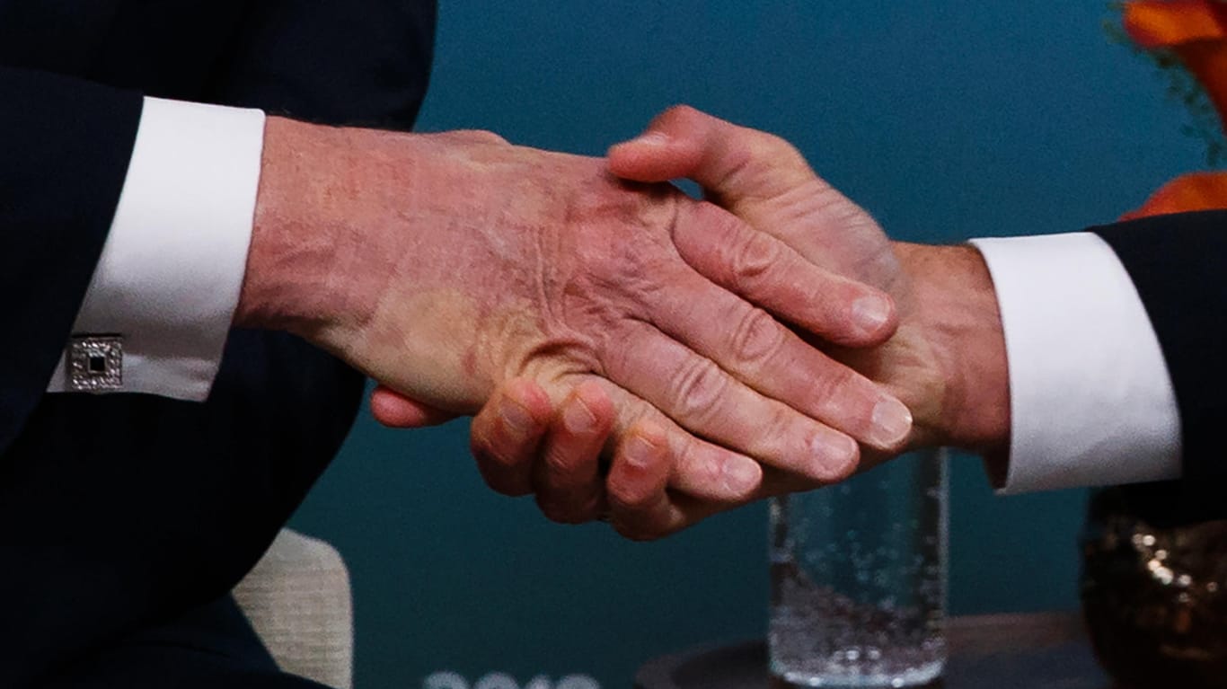Die Hände von Donald Trump und Emmanuel Macron: Bei Trump zeichnet sich deutlich Macrons Handabdruck ab.
