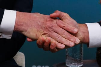 Die Hände von Donald Trump und Emmanuel Macron: Bei Trump zeichnet sich deutlich Macrons Handabdruck ab.