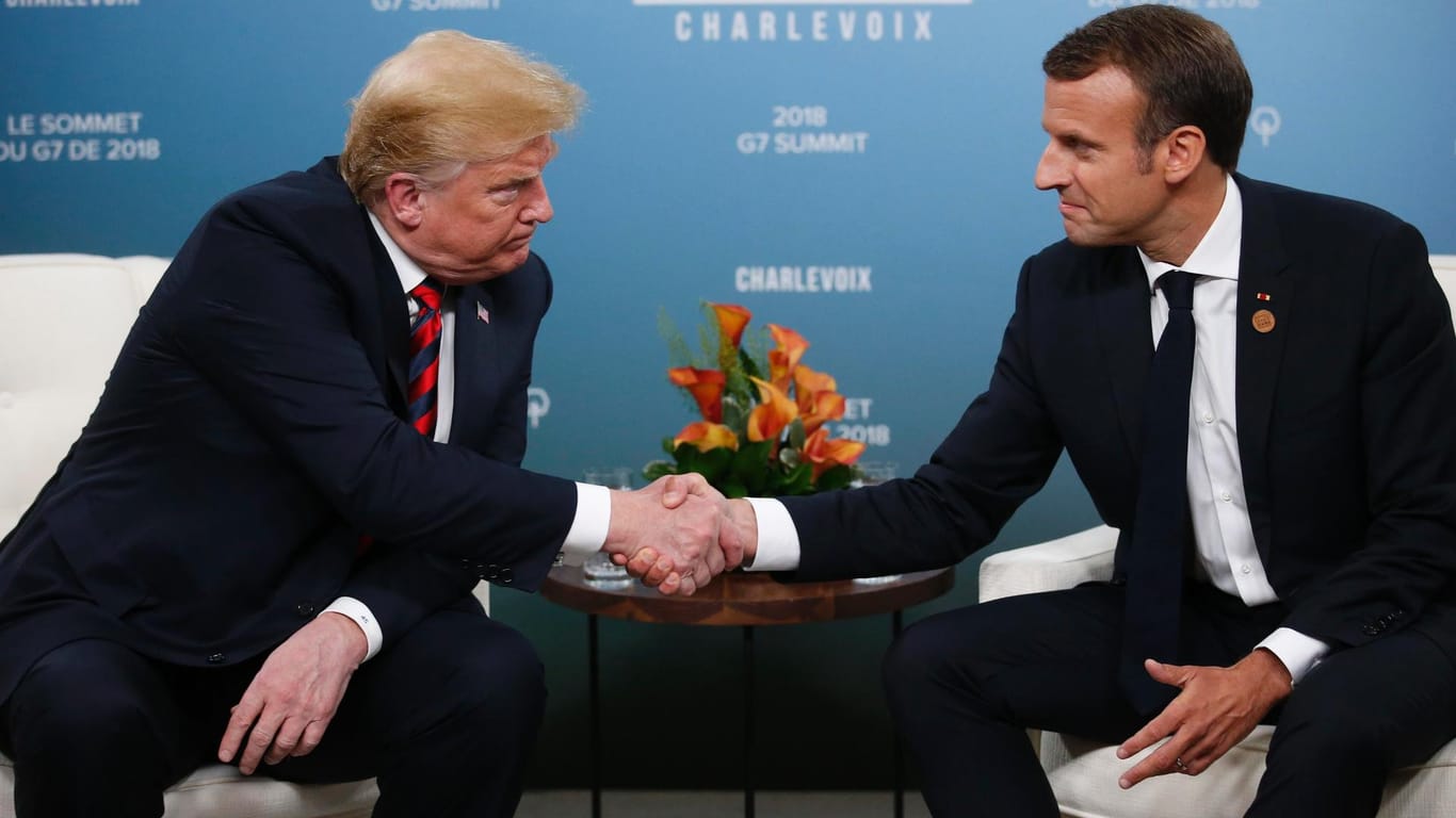 Donald Trump und Emmanuel Macron: Nach dieser Szene entstanden die Bilder von Trumps Hand.