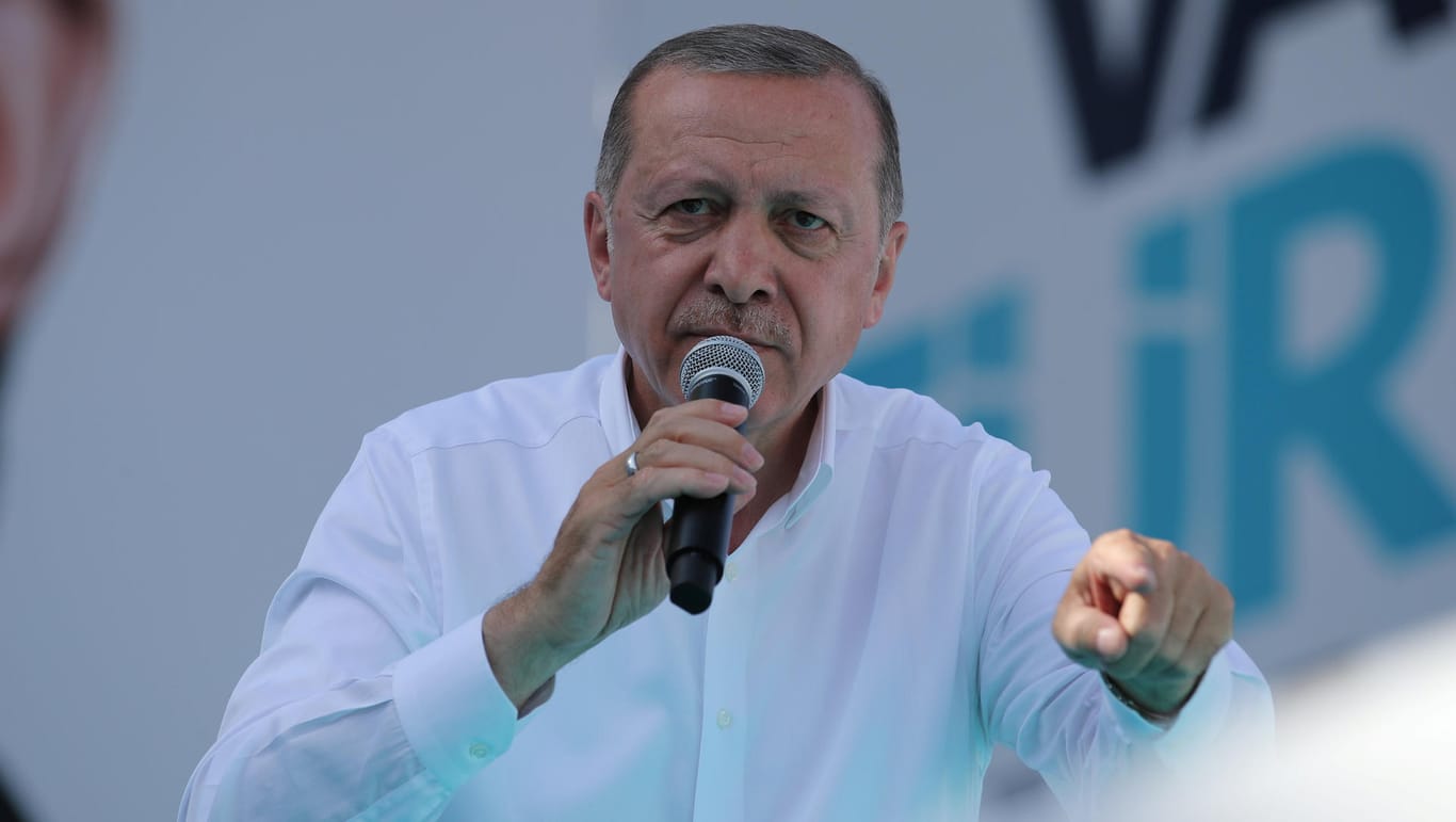 Recep Tayyip Erdogan: Der Präsident der Türkei verurteilte Österreichs Moscheenschließungen.