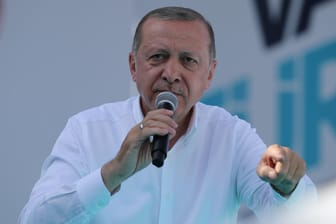 Recep Tayyip Erdogan: Der Präsident der Türkei verurteilte Österreichs Moscheenschließungen.