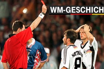 Christian Wörns (r.) kann es nicht fassen: Schiedsrichter Rune Petersen zeigt ihm im WM-Viertelfinale 1998 gegen Kroatien Rot. Deutschland verliert daraufhin mit 0:3 und scheidet aus dem Turnier aus.