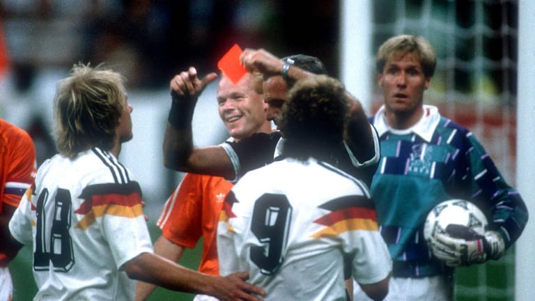 Schiedsrichter Juan Carlos Loustau zeigt Rudi Völler 1990 zum Entsetzen von Jürgen Klinsmann die Rote Karte, Ronald Koeman (2.v.l.) und Torwart Hans van Breukelen schauen zu.