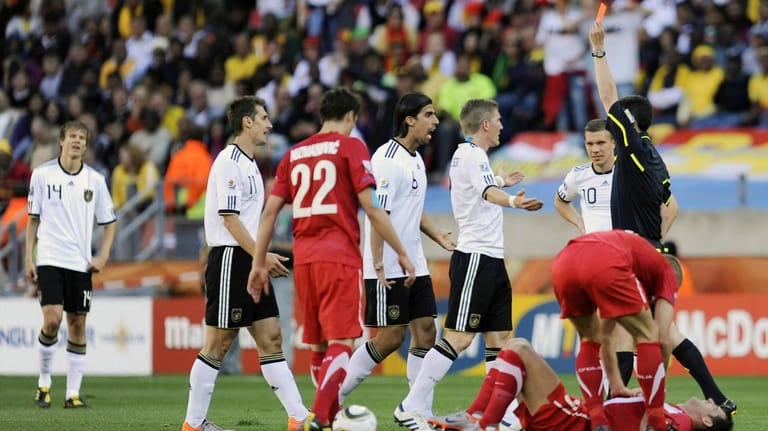 Miroslav Klose fliegt im Gruppenspiel gegen Serbien 2010 vom Platz. Eine Minute später fällt das 0:1.