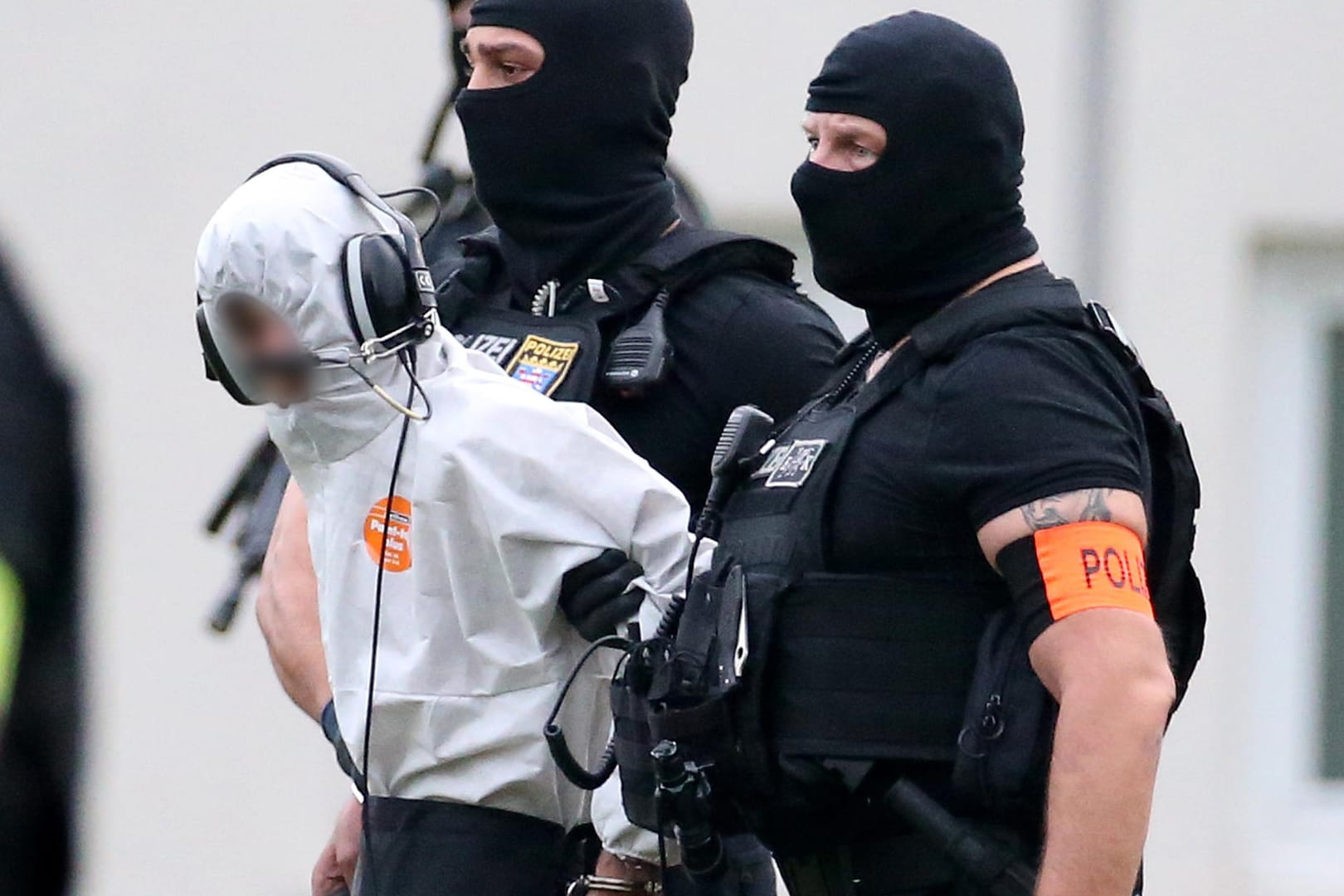 Ali B. in Begleitung von Beamten einer Sondereinheit: Ein Polizeihubschrauber brachte den 20-Jährigen in eine Justizvollzugsanstalt.