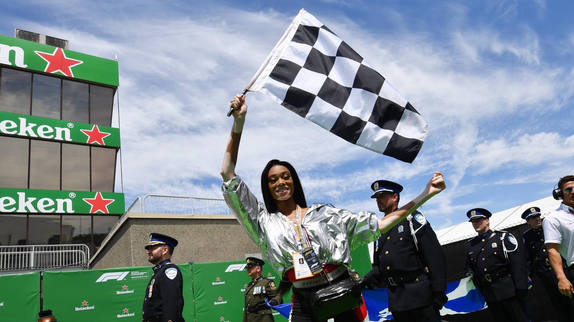 Das kanadische Model Winnie Harlow mit der Zielflagge in Montreal.