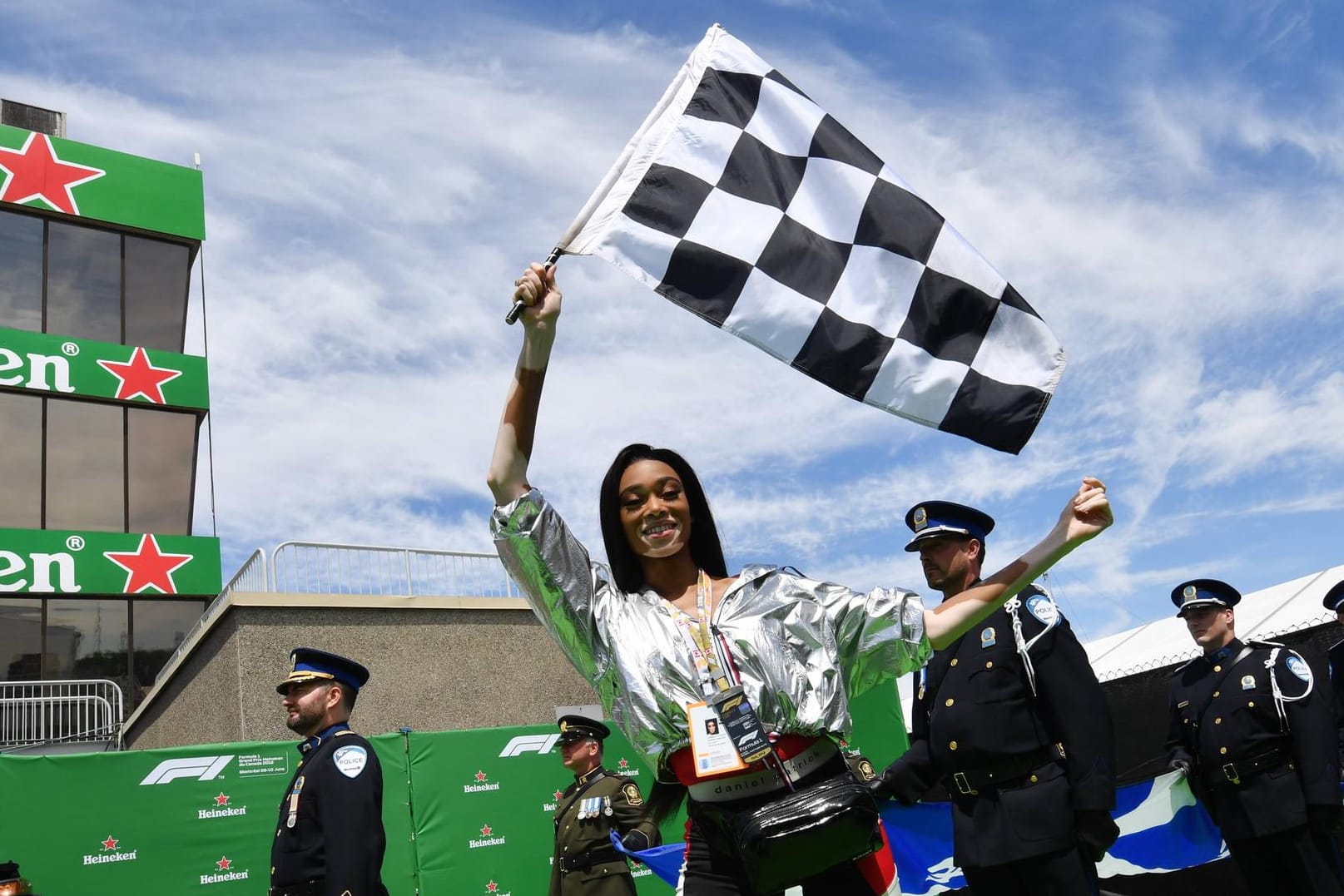Das kanadische Model Winnie Harlow mit der Zielflagge in Montreal.