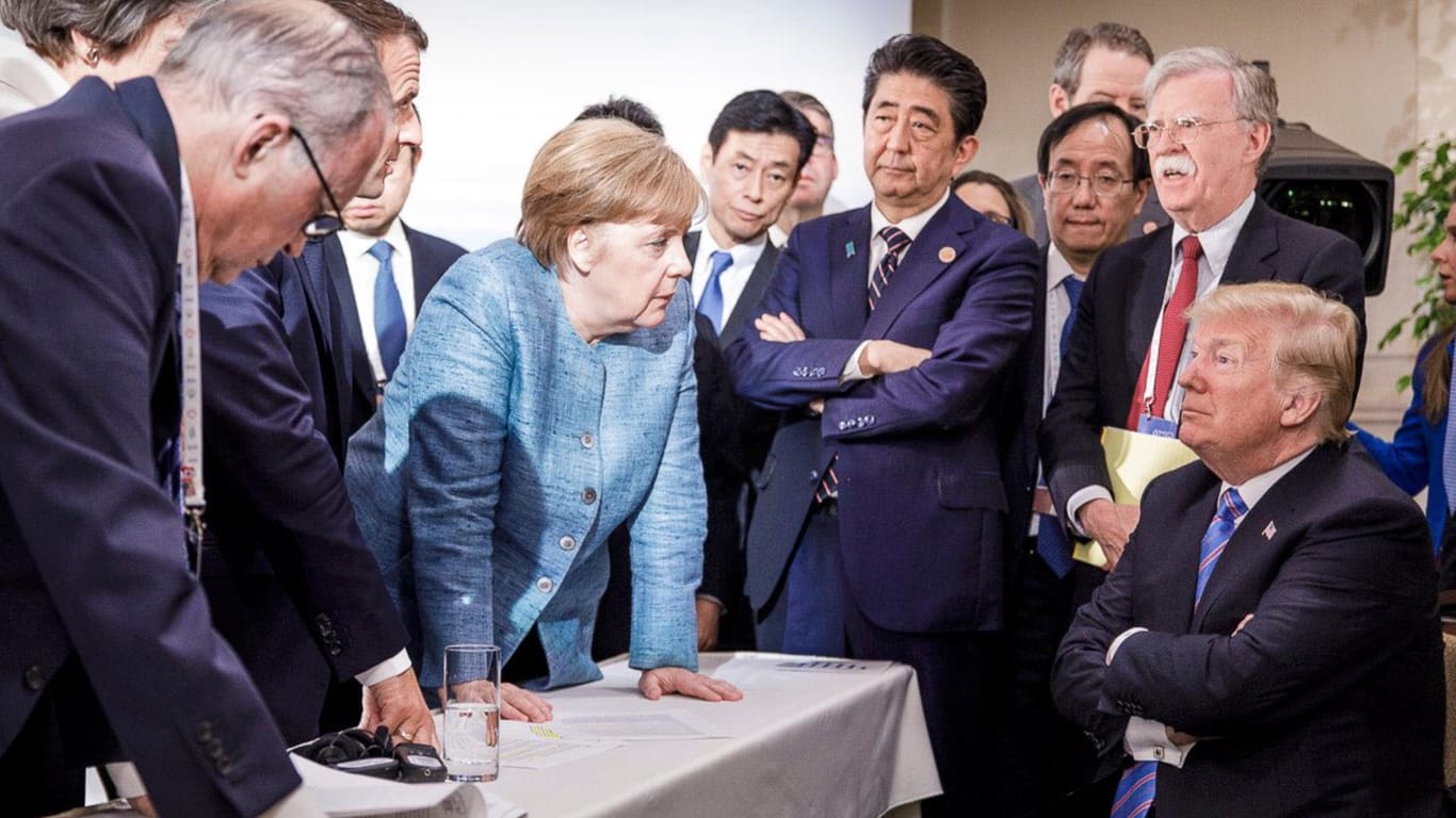 G7-Staats- und Regierungschefs stehen um einen Verhandlungstisch: Donald Trump hat wieder einmal bewiesen, was er unter Diplomatie versteht.