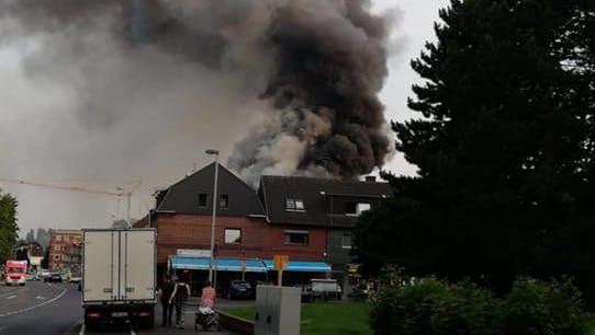 Rauchwolken über Frechen: Ein Rewe-Markt hat am Sonntagabend Feuer gefangen.