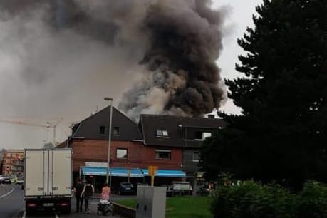 Rauchwolken über Frechen: Ein Rewe-Markt hat am Sonntagabend Feuer gefangen.