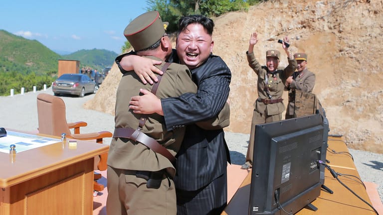 Das Bild soll Kim Jong Un nach einem geglückten Raketentest im Sommer 2017 zeigen.