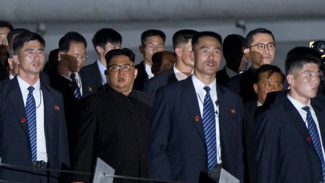 Kim Jong Un (M) besucht das Stadtviertel Marina Bay in Singapur. Kim Jong Un (M) besucht das Stadtviertel Marina Bay in Singapur.